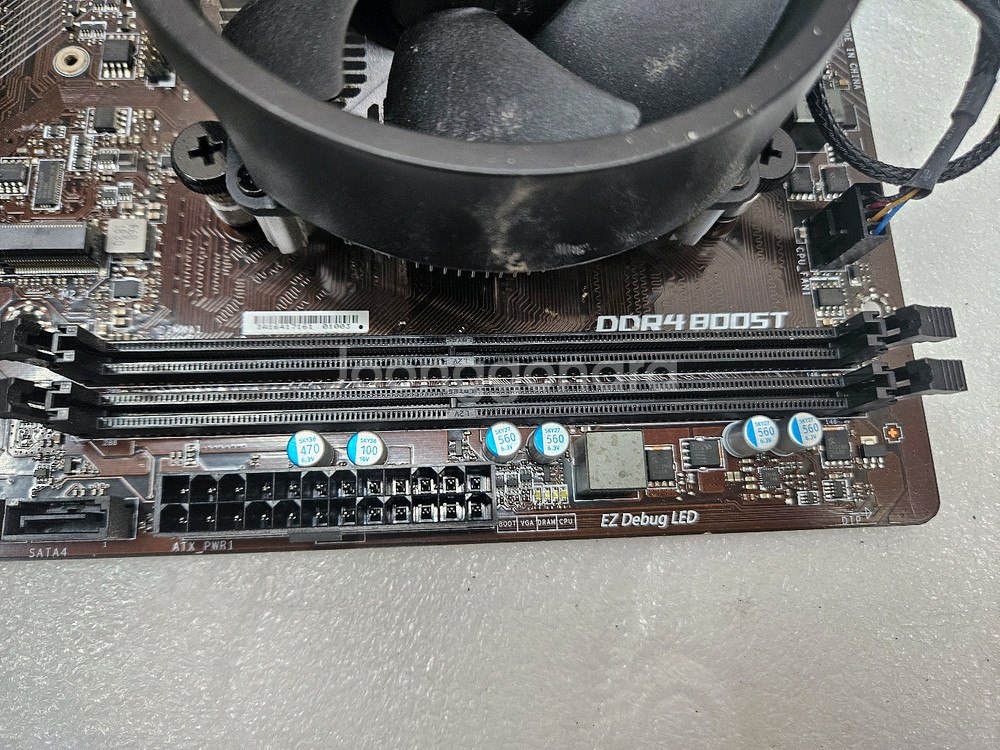 CPU 라이젠 3 2200G+MSI 메인보드 +쿨러 입니다--2