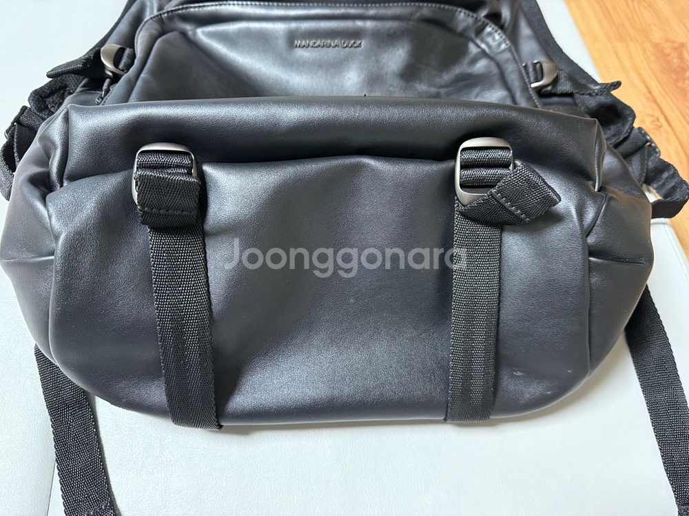 만다리나덕 시그니처 백팩 팝니다--1