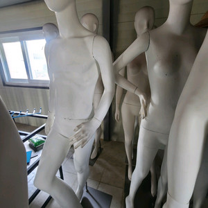 다양한 남녀 마네킹