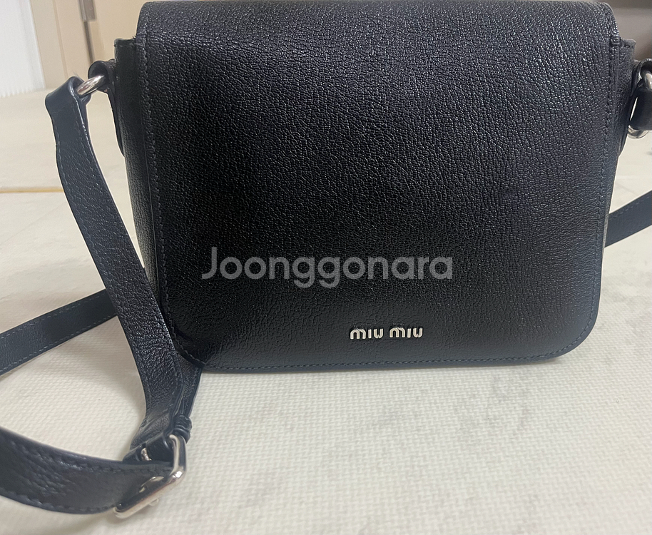미우미우 레더 크로스백--1