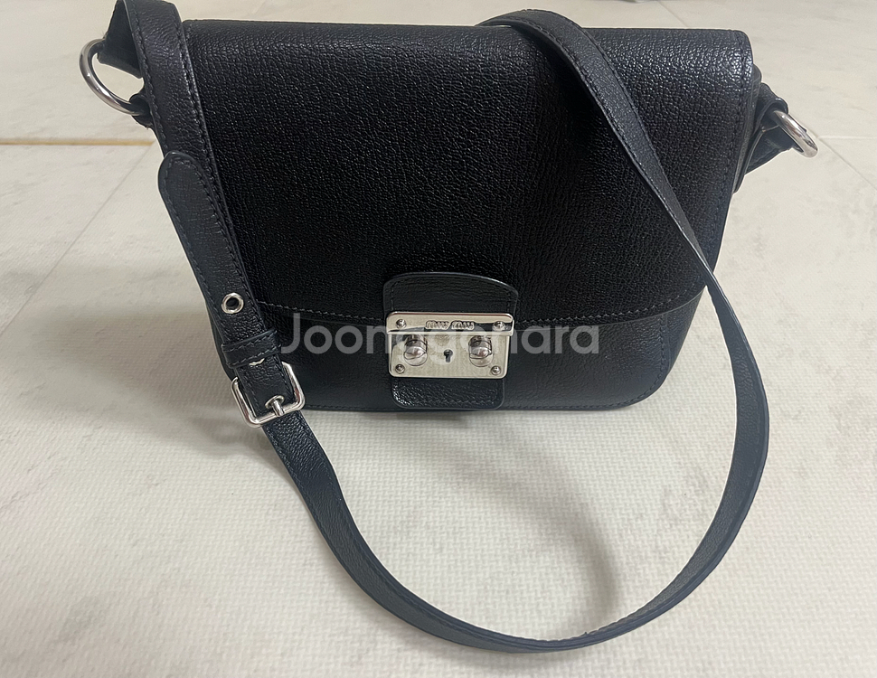 미우미우 레더 크로스백--0