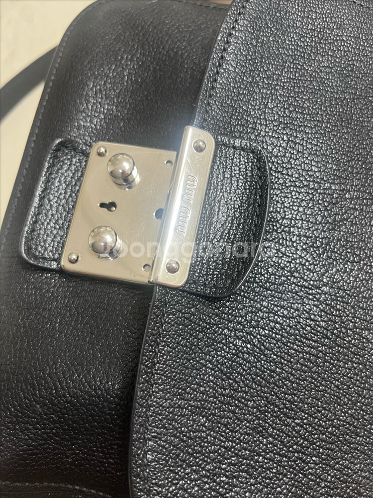 미우미우 레더 크로스백--2