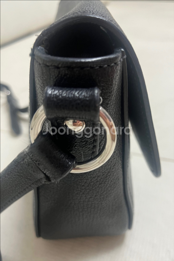 미우미우 레더 크로스백--3