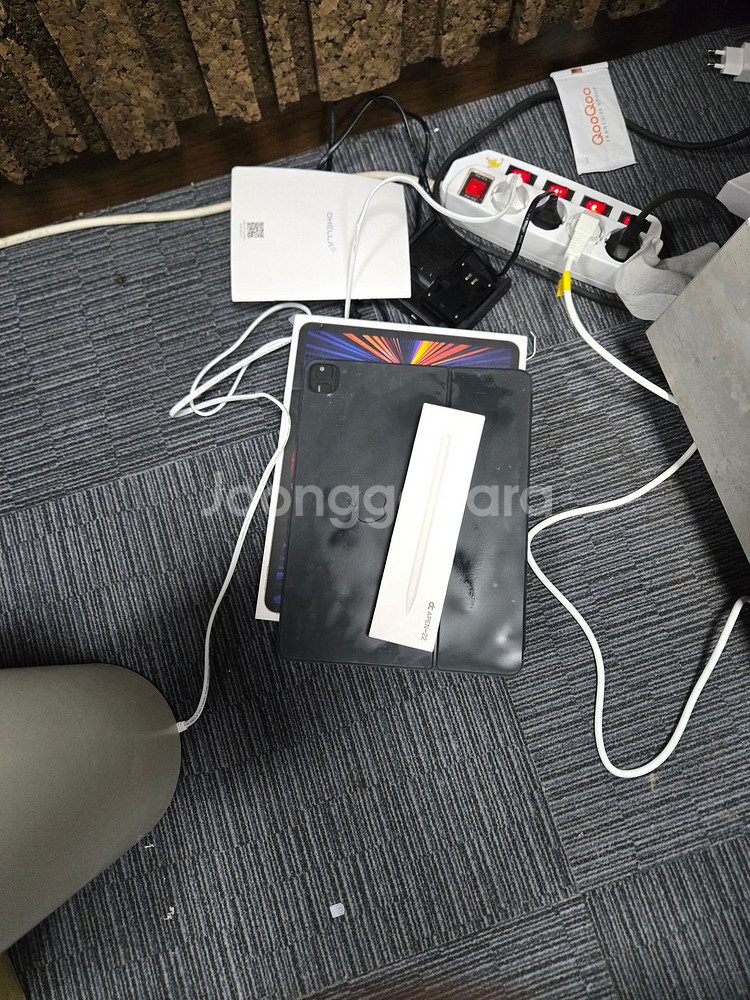 태블릿 5세대 12.9/ 1TB SSS급/액정 위에 비친겁니다. 액정말고 모서리 기스 하나 있습니다.--0