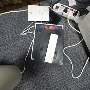 태블릿 5세대 12.9/ 1TB SSS급/액정 위에 비친겁니다. 액정말고 모서리 기스 하나 있습니다.