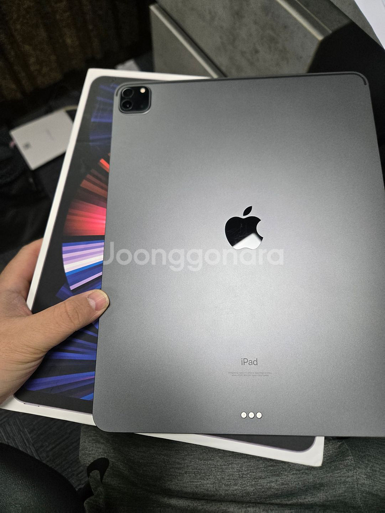 태블릿 5세대 12.9/ 1TB SSS급/액정 위에 비친겁니다. 액정말고 모서리 기스 하나 있습니다.--2