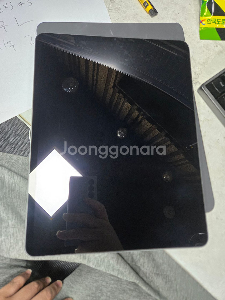 태블릿 5세대 12.9/ 1TB SSS급/액정 위에 비친겁니다. 액정말고 모서리 기스 하나 있습니다.--1
