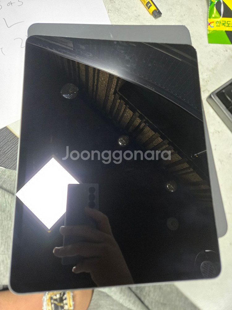 태블릿 5세대 12.9/ 1TB SSS급/액정 위에 비친겁니다. 액정말고 모서리 기스 하나 있습니다.--4