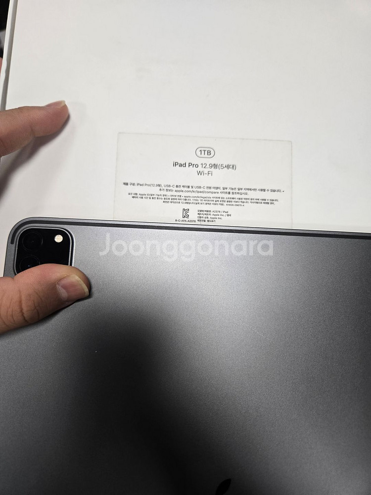 태블릿 5세대 12.9/ 1TB SSS급/액정 위에 비친겁니다. 액정말고 모서리 기스 하나 있습니다.--5