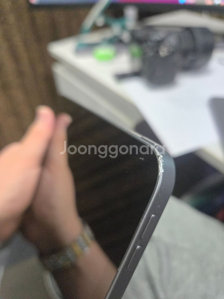 태블릿 5세대 12.9/ 1TB SSS급/액정 위에 비친겁니다. 액정말고 모서리 기스 하나 있습니다.--3