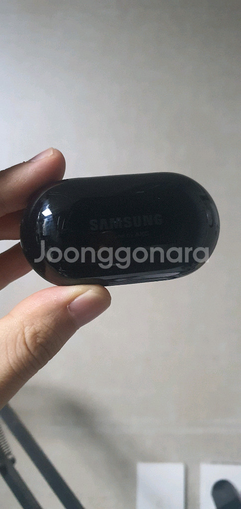 버즈 플러스 블랙 충전기 본체 판매합니다--0