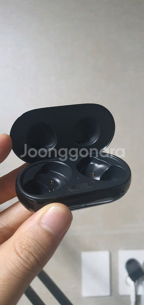 버즈 플러스 블랙 충전기 본체 판매합니다--1