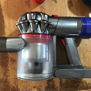 다이슨 V8 무선청소기 본체 트리거 밑 파손/배터리 방전