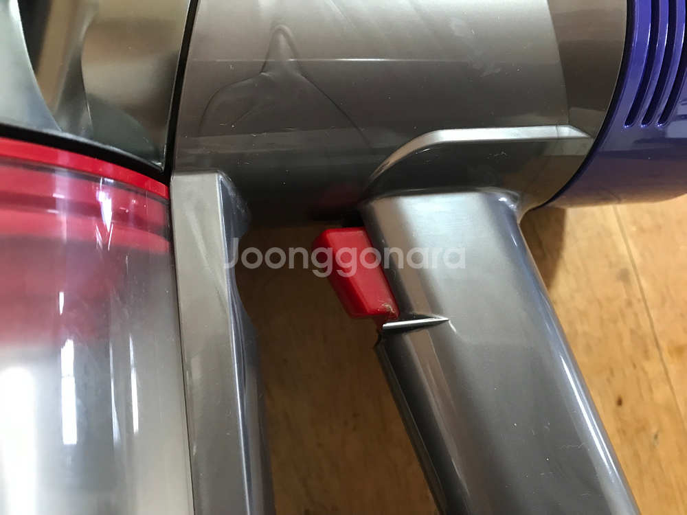 다이슨 V8 무선청소기 본체 트리거 밑 파손/배터리 방전--1