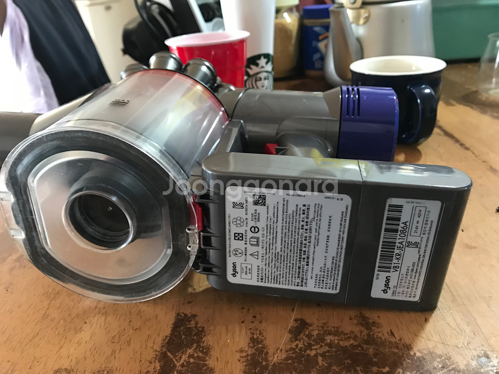 다이슨 V8 무선청소기 본체 트리거 밑 파손/배터리 방전--2
