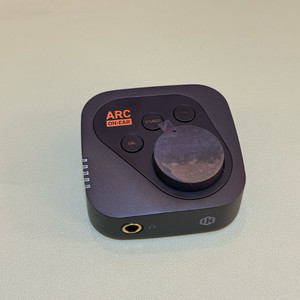 IK multimedia 사 ARC ON EAR 헤드폰 앰프