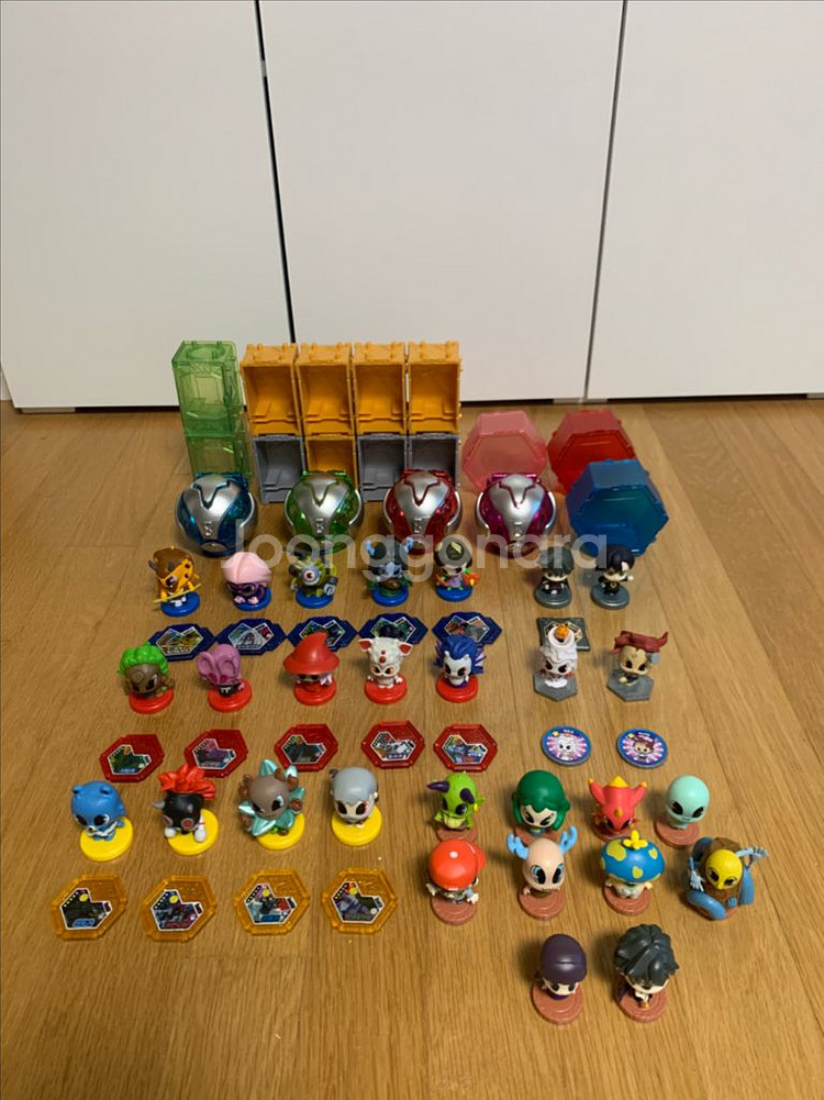 신비아파트 피규어 28개 및 보관합 일괄 판매합니다.--0