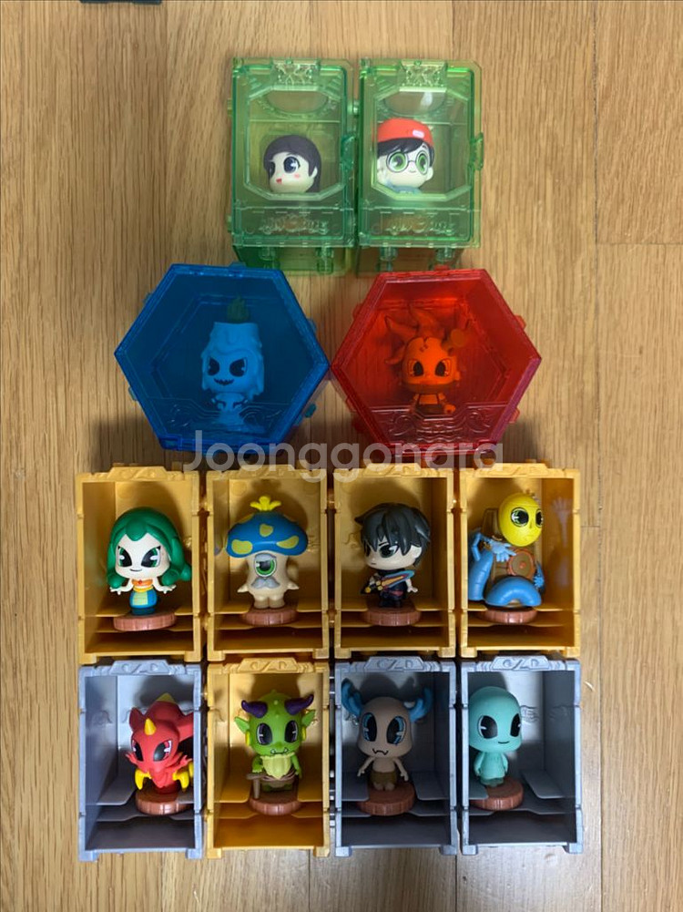 신비아파트 피규어 28개 및 보관합 일괄 판매합니다.--6