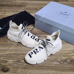 프라다 니트 스니커즈 225 운동화신발키높이나이키구찌루이비통발렌시아가오버솔라이톤마르지엘라아디다스아식스덩크조던로우디올