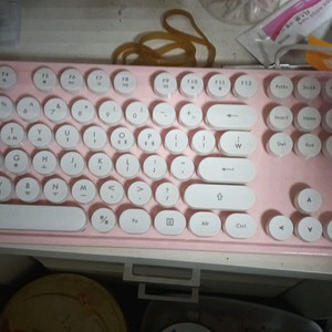 핑크 컬러 기계식 키보드
