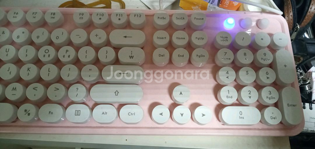 핑크 컬러 기계식 키보드--2