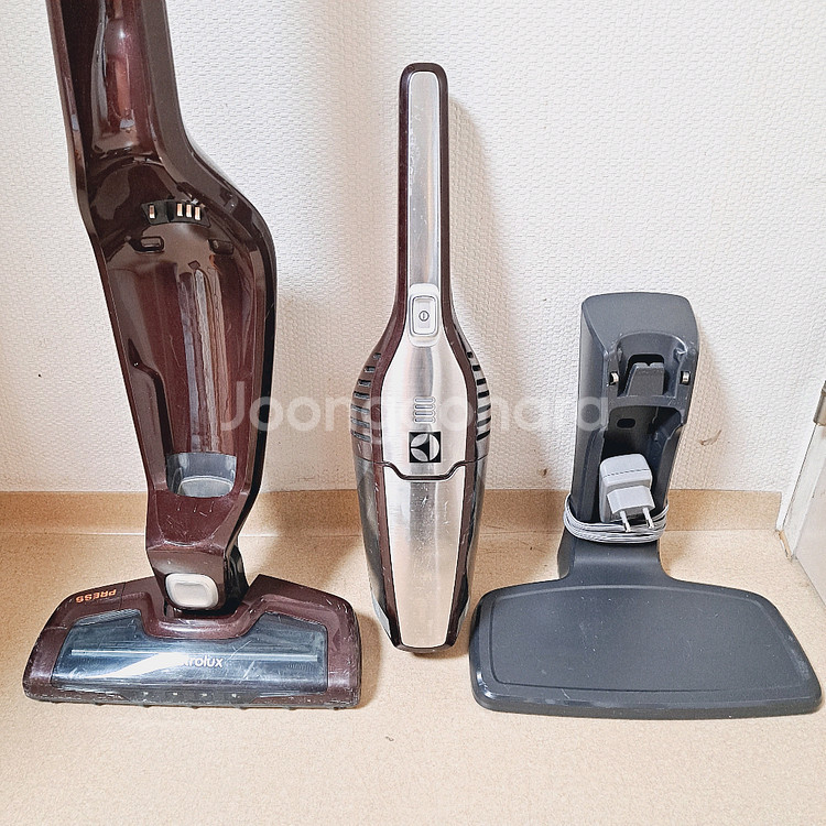 정상작동 일렉트로룩스 무선청소기 배터리빵빵함 브라운 2in1 스틱+핸디형--6