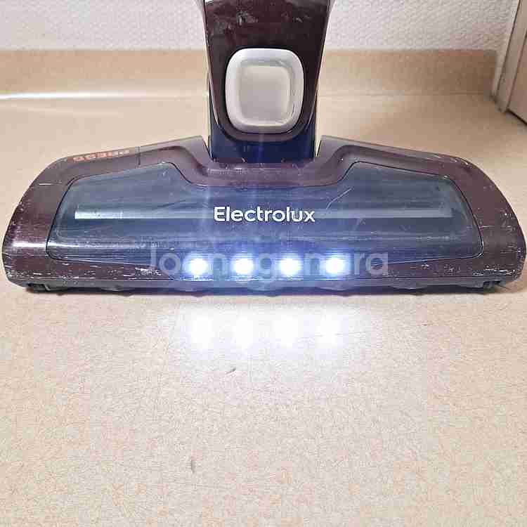 정상작동 일렉트로룩스 무선청소기 배터리빵빵함 브라운 2in1 스틱+핸디형--3