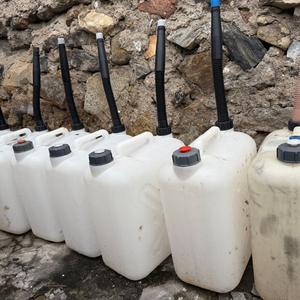 [판매완료] 중고 / 등유 말통 8개 일괄 - 한 개, 자바라 뚜껑 없음