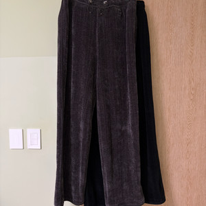 우영미 25fw 벨벳 팬츠 블랙or카키 1개만 판매