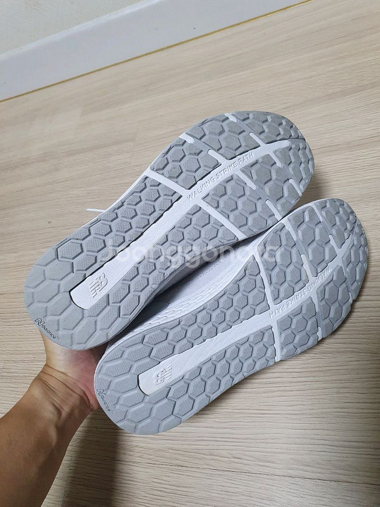 뉴발란스 1880 프레쉬폼 운동화 250--7