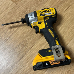 디월트 DCF879 무선 임팩트렌치