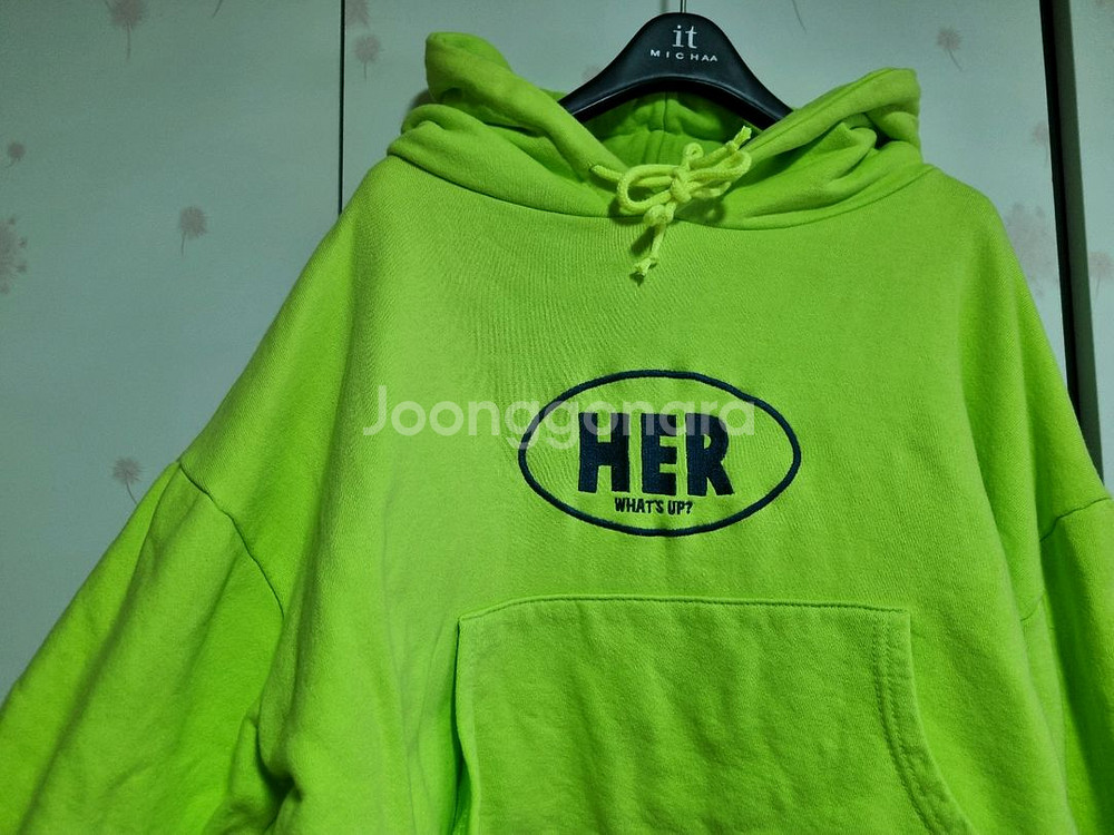 HER 루즈핏 크롭 후드 상의--3