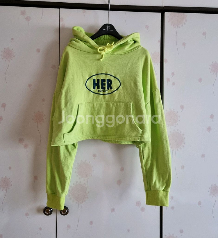 HER 루즈핏 크롭 후드 상의--2