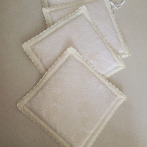 새상품) 아이보리 레이스 꽃무늬 방석 4장 세트 / 인테리어 소품 주방 키친 디너테이블