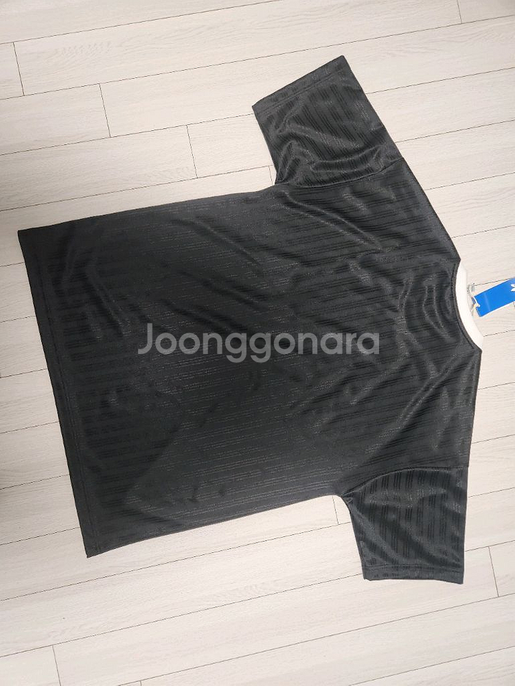 새상품)아디다스 공용 반팔티 ADICOLOR POLY T 사이즈L새상품 아디다스 반팔티 L사이즈입니다. 검정색 바탕--12