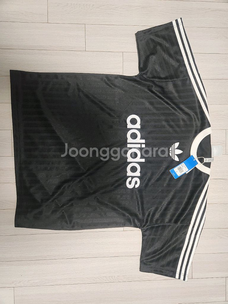 새상품)아디다스 공용 반팔티 ADICOLOR POLY T 사이즈L새상품 아디다스 반팔티 L사이즈입니다. 검정색 바탕--15
