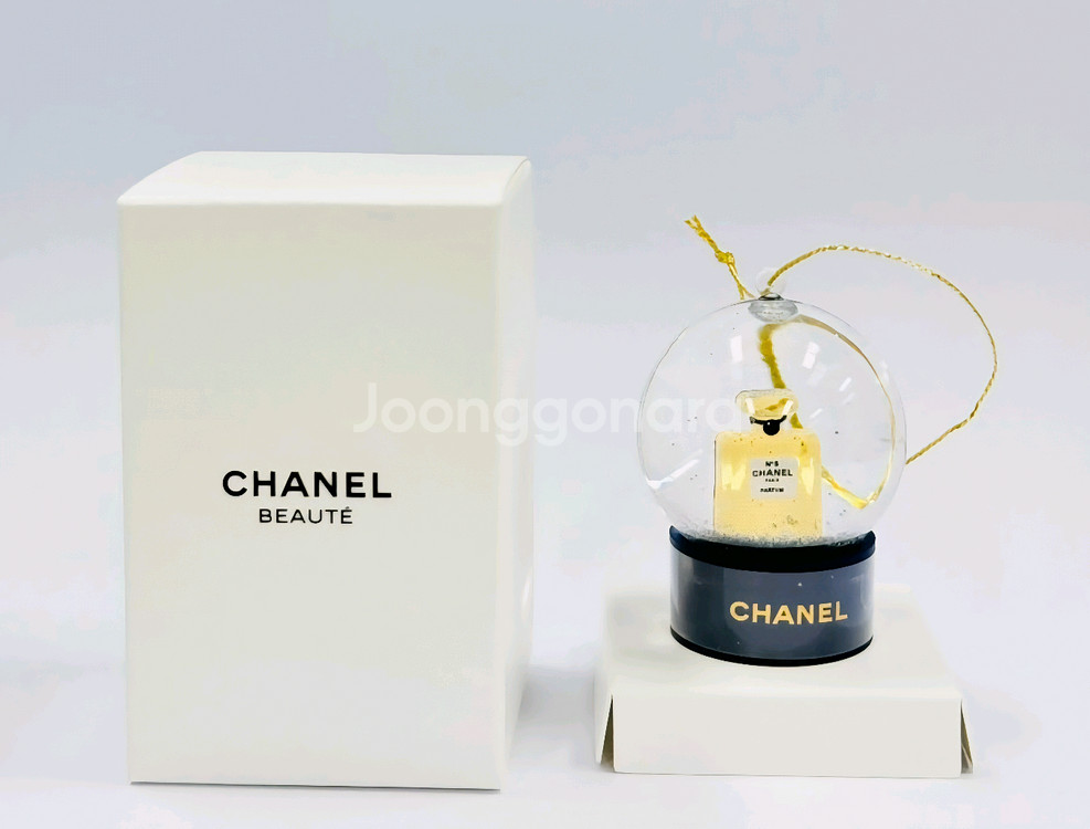 샤넬 뷰티 스노우볼 오너먼트--1