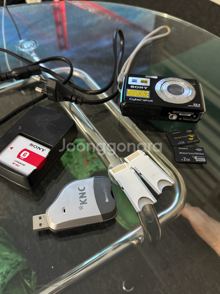 소니 사이버샷 DSC W220 디지털 카메라 + 2gb 메모리스틱 x2 + 메모리 리더 x2 + 배터리 + 충전독--0