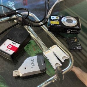 소니 사이버샷 DSC W220 디지털 카메라 + 2gb 메모리스틱 x2 + 메모리 리더 x2 + 배터리 + 충전독