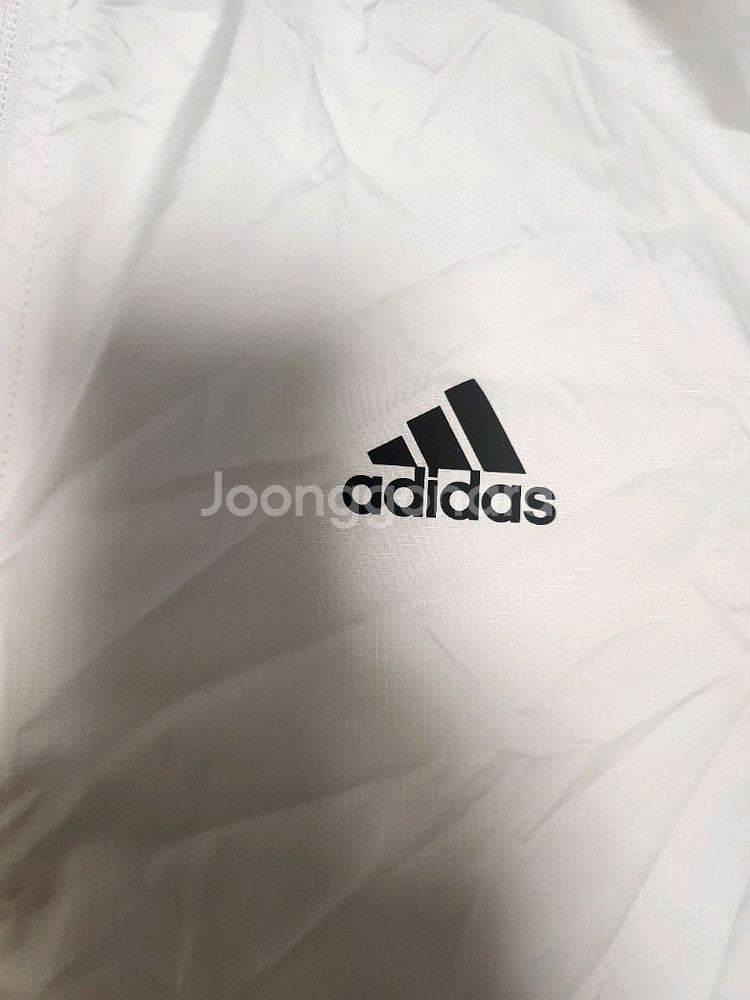 아디다스 에센셜 3S 우븐 윈드브레이커 바람막이 자켓사이즈는 M인데 마른 L입으시는분 추천해요새상품처럼 깨끗한데 마--1
