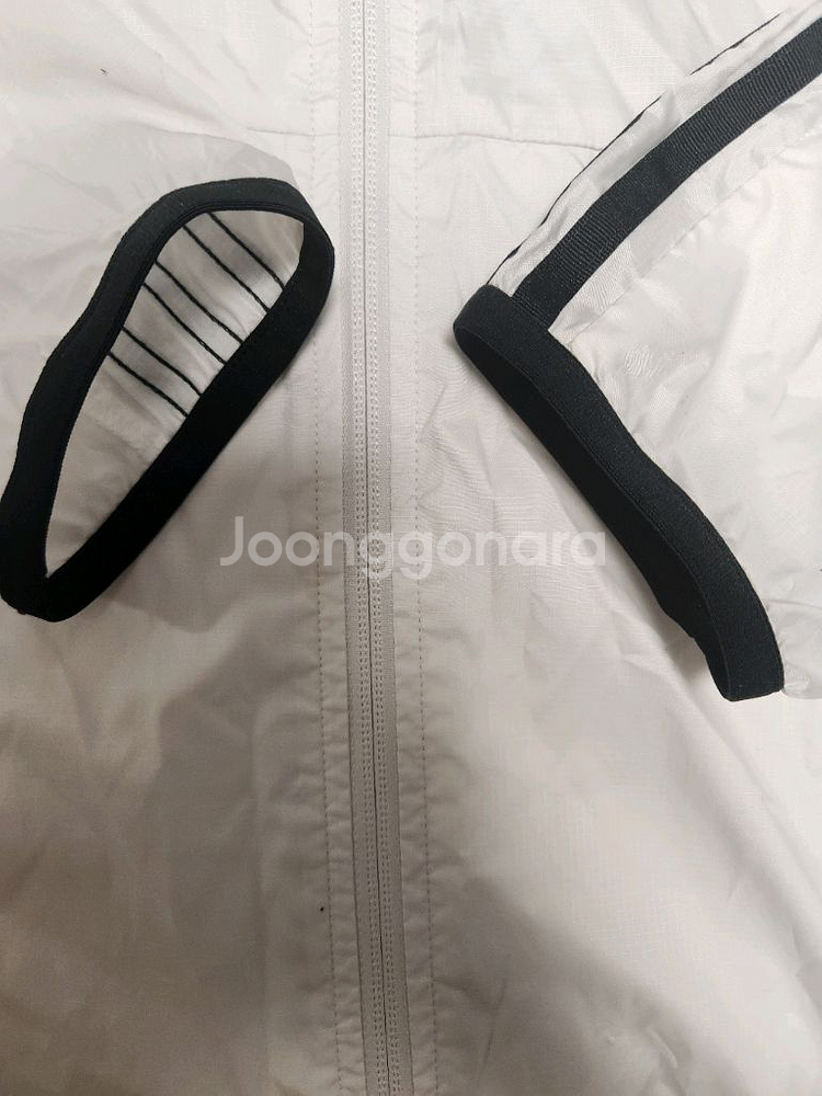 아디다스 에센셜 3S 우븐 윈드브레이커 바람막이 자켓사이즈는 M인데 마른 L입으시는분 추천해요새상품처럼 깨끗한데 마--3