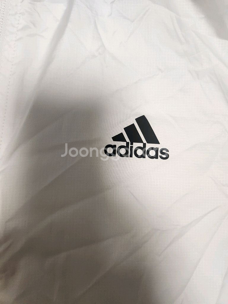 아디다스 에센셜 3S 우븐 윈드브레이커 바람막이 자켓사이즈는 M인데 마른 L입으시는분 추천해요새상품처럼 깨끗한데 마--7
