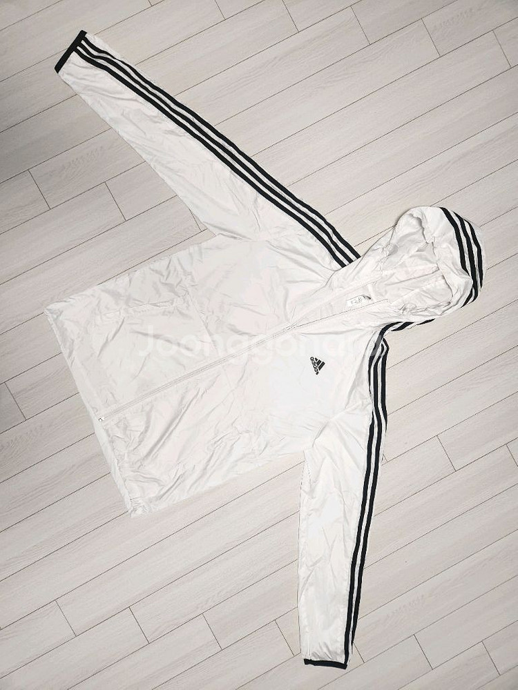 아디다스 에센셜 3S 우븐 윈드브레이커 바람막이 자켓사이즈는 M인데 마른 L입으시는분 추천해요새상품처럼 깨끗한데 마--6