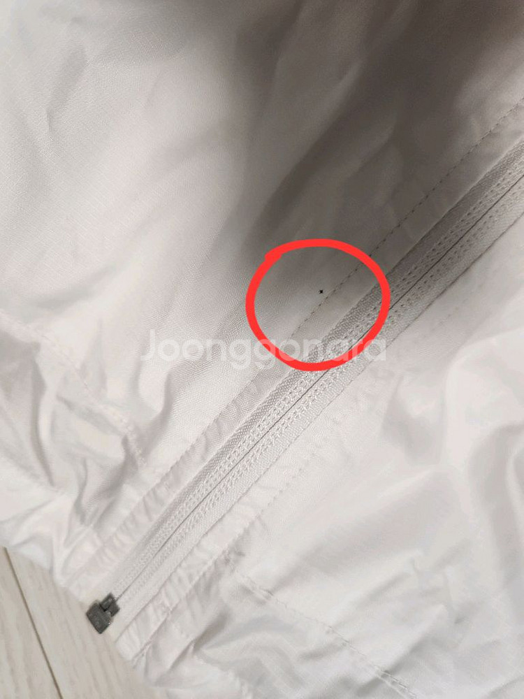 아디다스 에센셜 3S 우븐 윈드브레이커 바람막이 자켓사이즈는 M인데 마른 L입으시는분 추천해요새상품처럼 깨끗한데 마--9