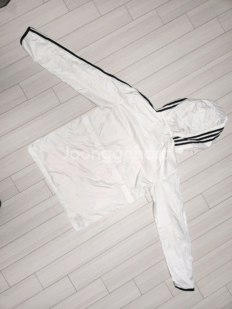 아디다스 에센셜 3S 우븐 윈드브레이커 바람막이 자켓사이즈는 M인데 마른 L입으시는분 추천해요새상품처럼 깨끗한데 마--8