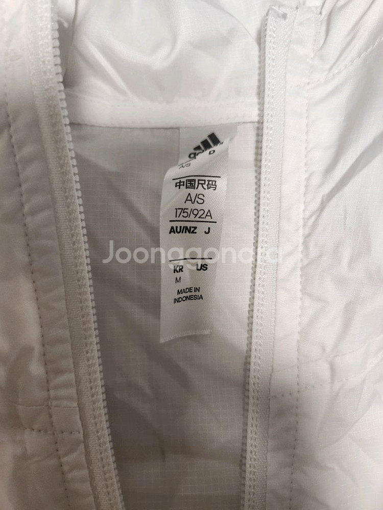 아디다스 에센셜 3S 우븐 윈드브레이커 바람막이 자켓사이즈는 M인데 마른 L입으시는분 추천해요새상품처럼 깨끗한데 마--11