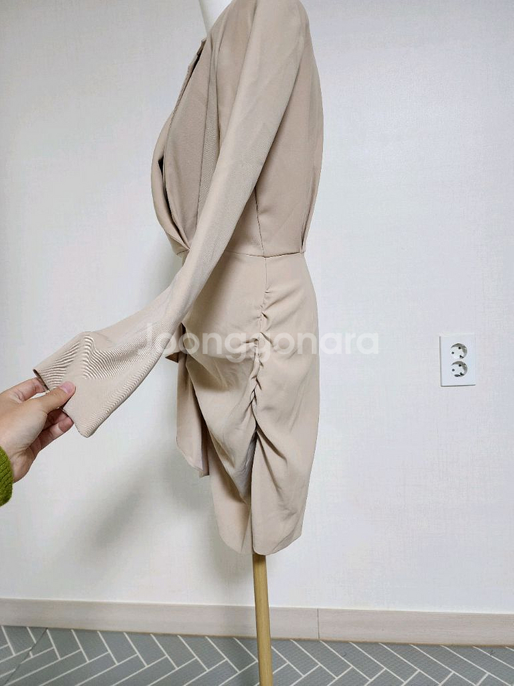 지그재그 모코블링 셔링 원피스(베이지) 파티룩 하객룩--3