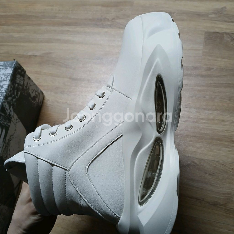 미사용 와이드팬츠랑 잘어울림 에어 하이탑 신발 키높이 운동화--1