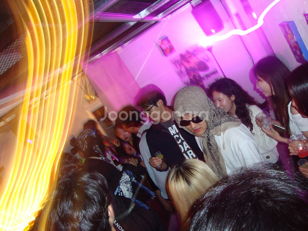 소니 사이버샷 DSC W220 디지털 카메라 + 2gb 메모리스틱 x2 + 메모리 리더 x2 + 배터리 + 충전독--1