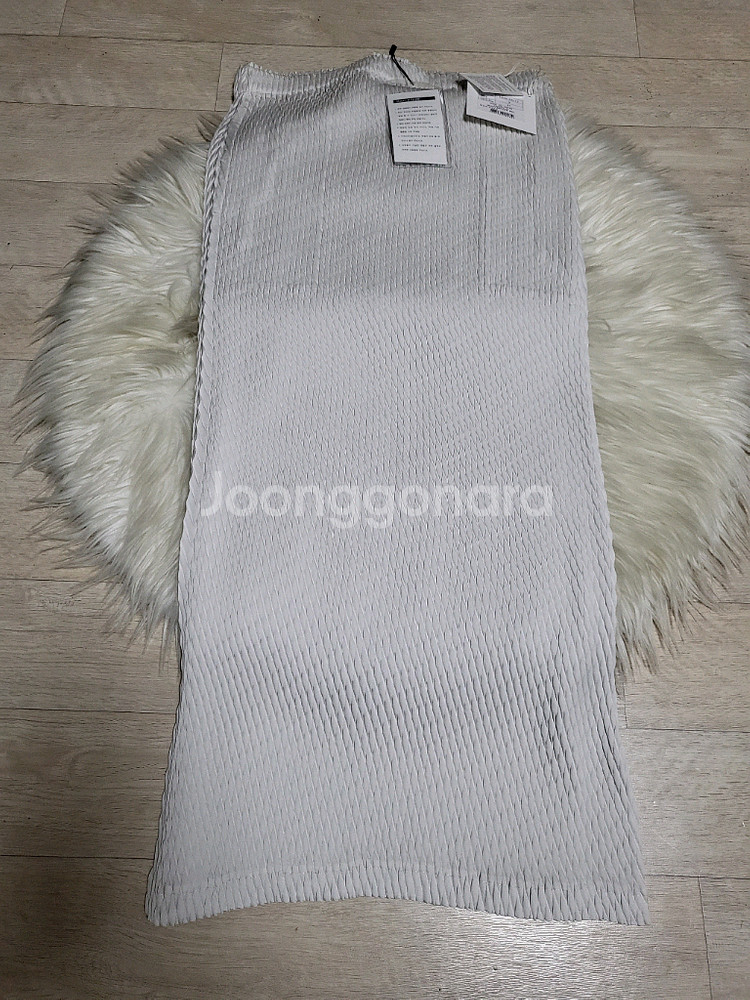 이세이미야케 스커트 슬릭 플리츠 스커트 화이트 2사이즈--0